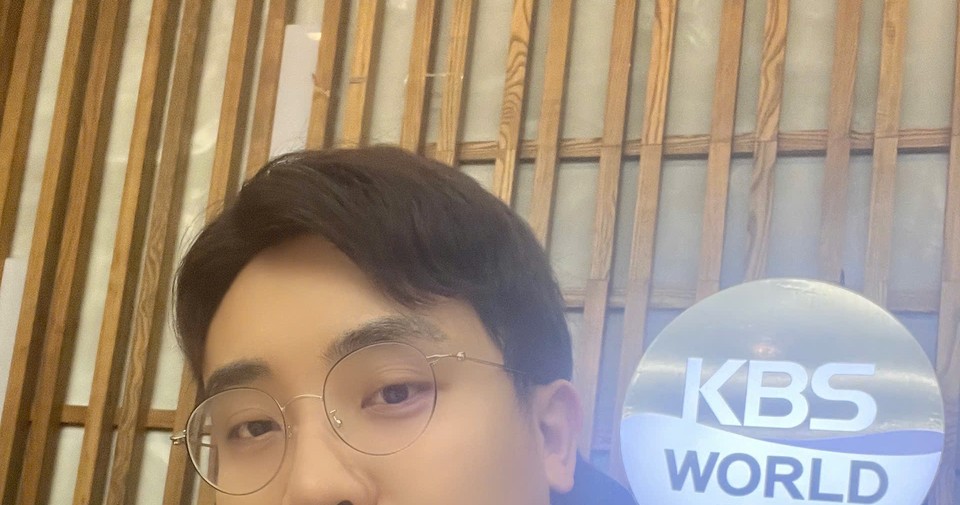 Thầy Hùng tại studio KBS World Radio